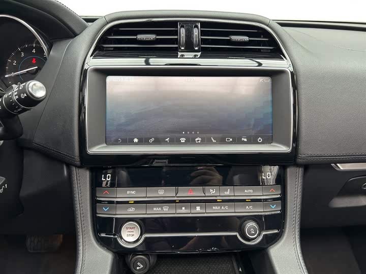 Фото 17 - Jaguar F-Pace