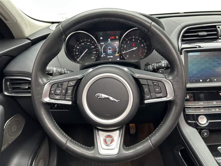 Фото 18 - Jaguar F-Pace