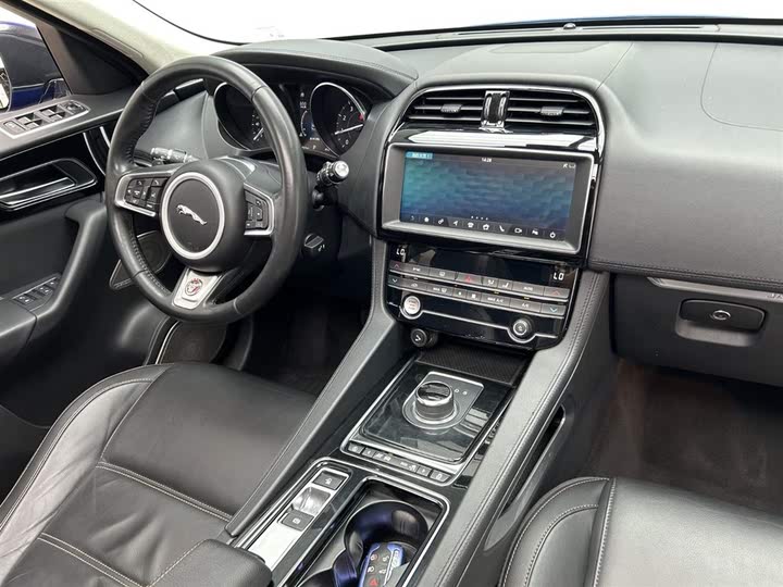 Фото 22 - Jaguar F-Pace