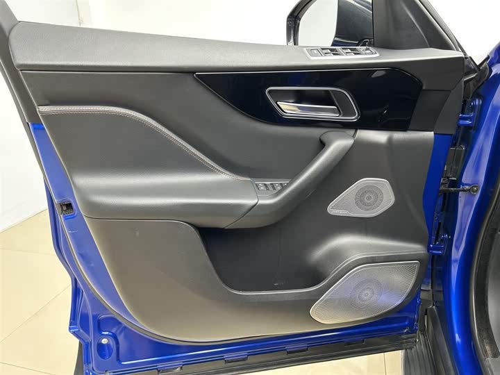 Фото 8 - Jaguar F-Pace