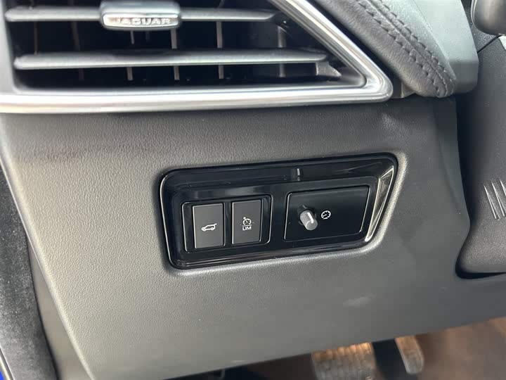 Фото 9 - Jaguar F-Pace