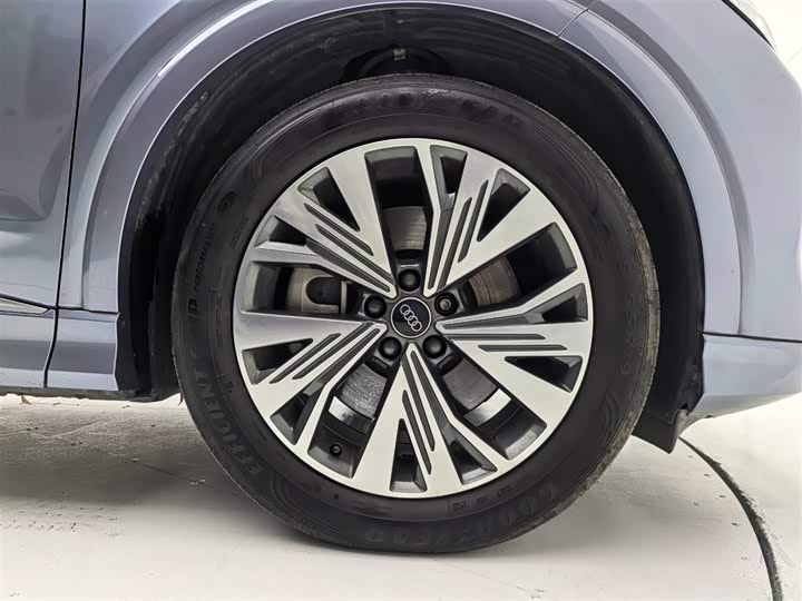 Фото 15 - Audi Q4 e-tron