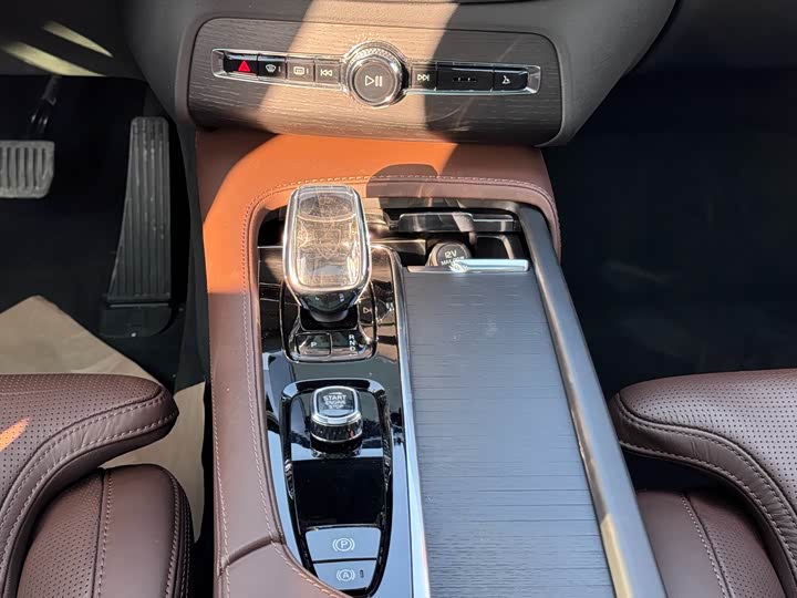 Фото 10 - Volvo XC90