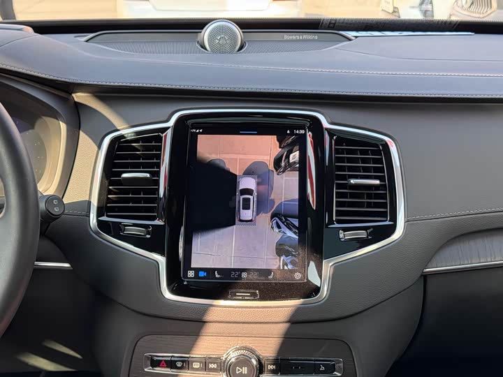 Фото 9 - Volvo XC90