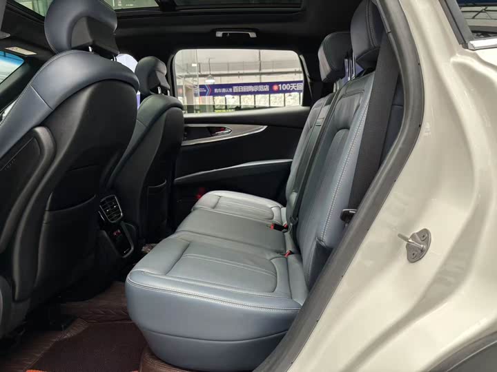 Фото 10 - Lincoln Nautilus