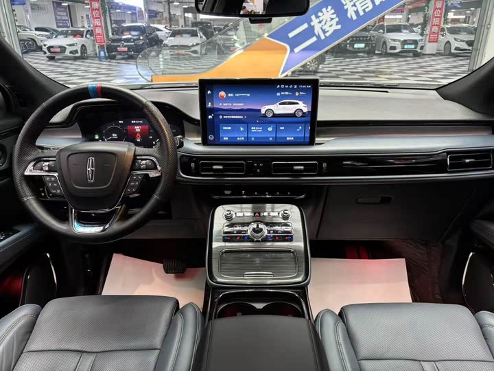 Фото 11 - Lincoln Nautilus