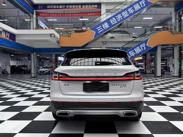 Фото 19 - Lincoln Nautilus