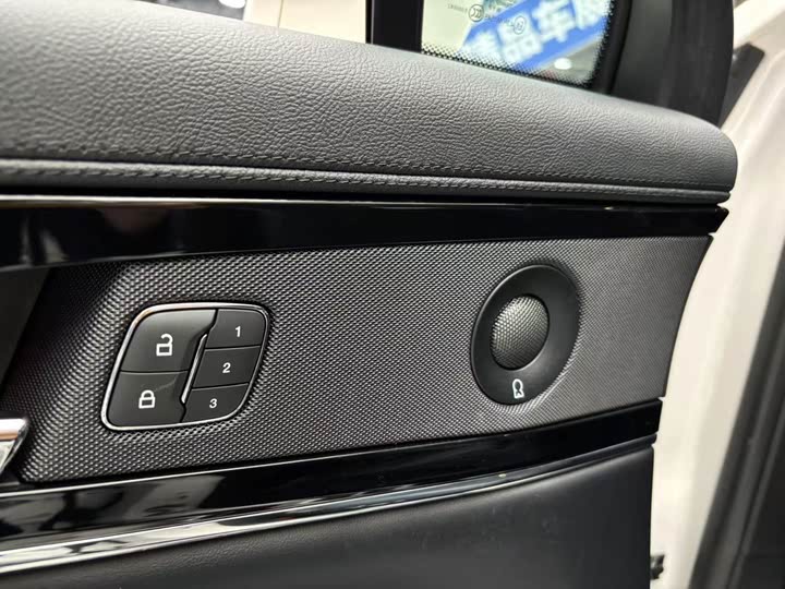 Фото 9 - Lincoln Nautilus