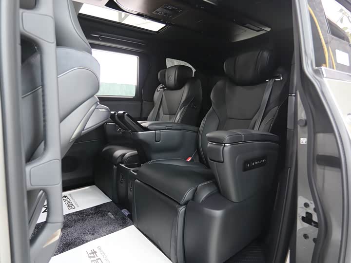 Фото 16 - Lexus LM