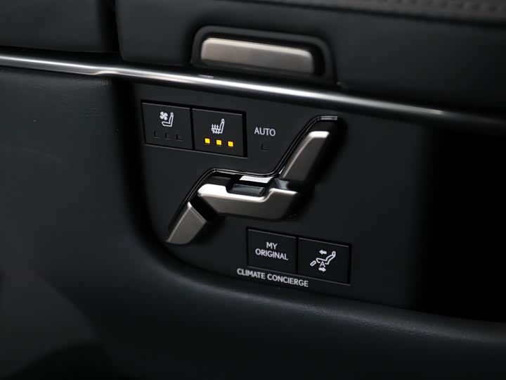 Фото 18 - Lexus LM