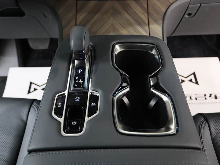 Фото 19 - Lexus LM