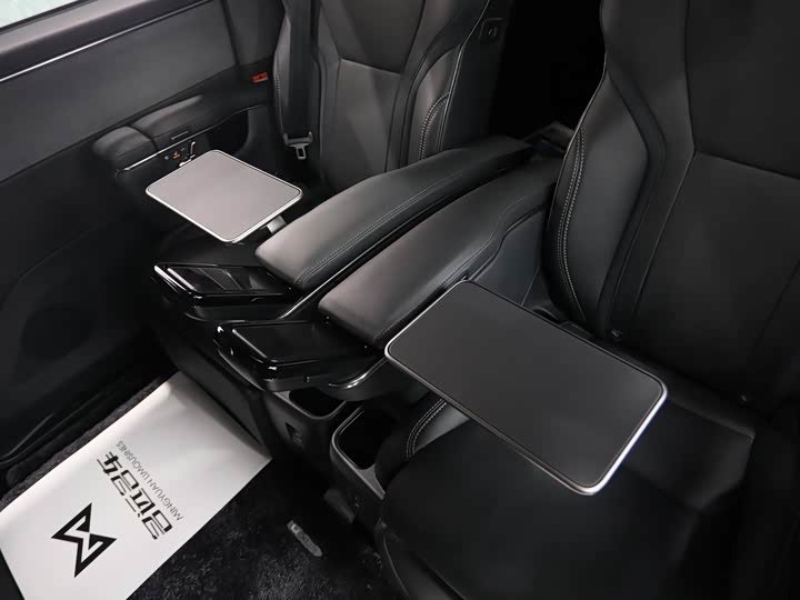 Фото 20 - Lexus LM