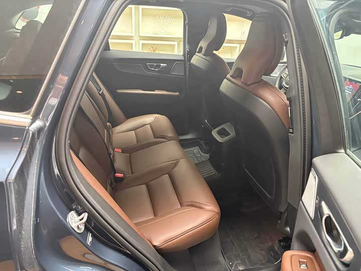 Фото 10 - Volvo XC60 Hybrid