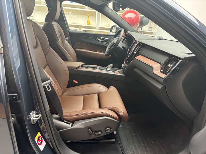 Фото 11 - Volvo XC60 Hybrid