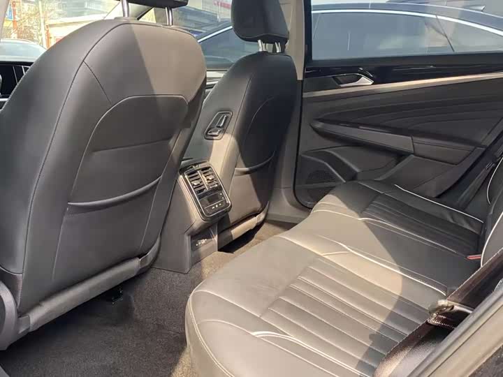 Фото 7 - Volkswagen Passat