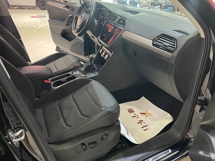 Фото 11 - Volkswagen Tiguan L Pro