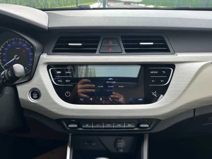 Фото 14 - Geely Vision X3