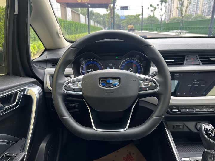 Фото 16 - Geely Vision X3
