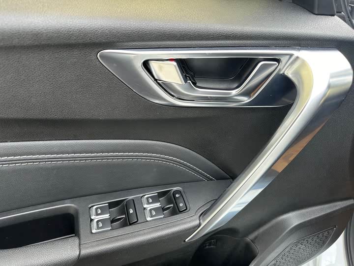 Фото 18 - Geely Vision X3