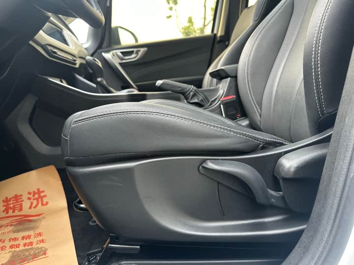 Фото 19 - Geely Vision X3