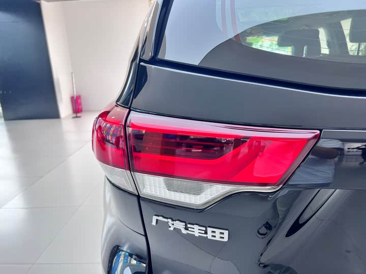 Фото 11 - Toyota Highlander