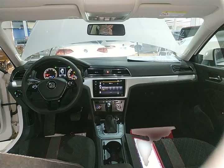صورة 10 - Volkswagen Lamando L