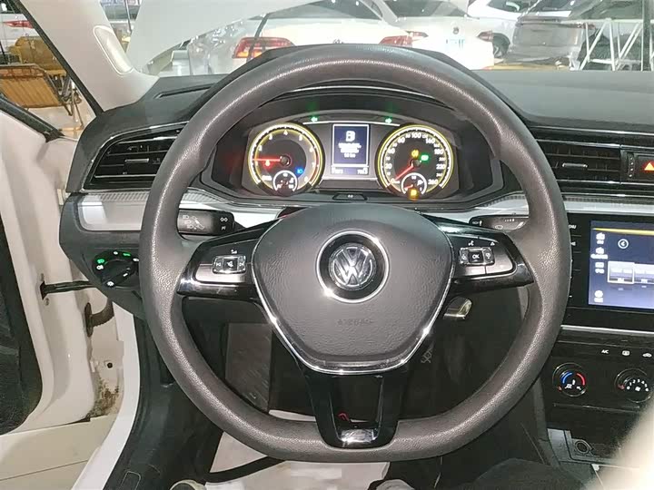 صورة 11 - Volkswagen Lamando L