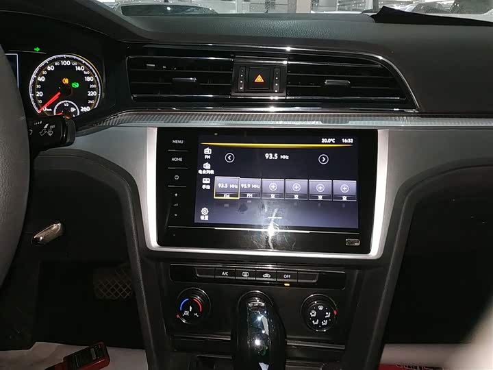 صورة 13 - Volkswagen Lamando L