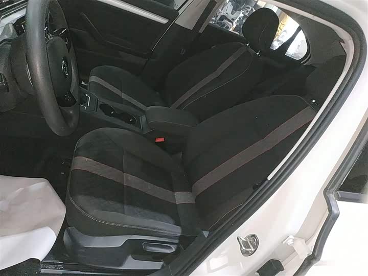 صورة 15 - Volkswagen Lamando L