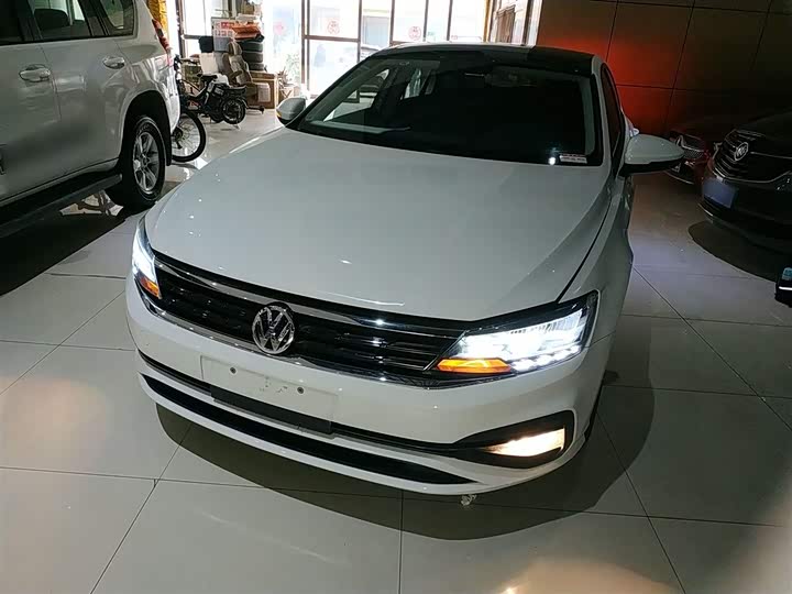 صورة 2 - Volkswagen Lamando L