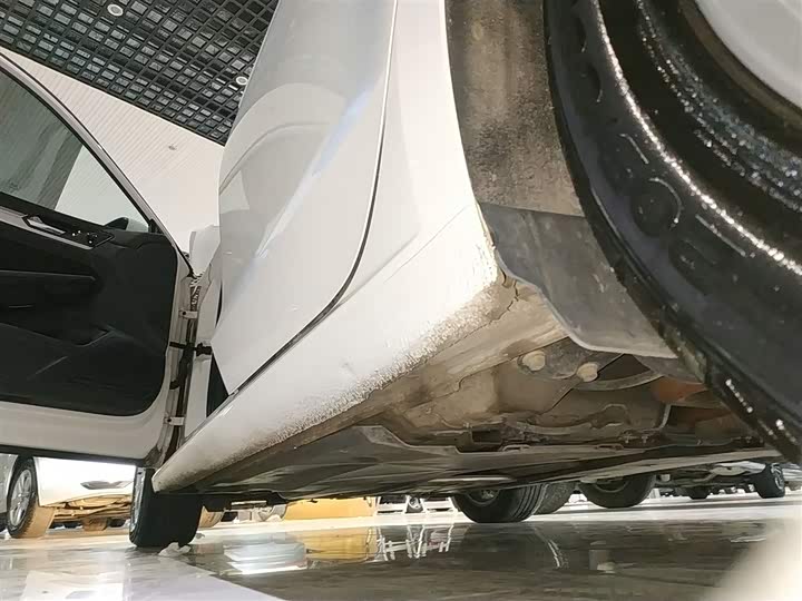 صورة 22 - Volkswagen Lamando L