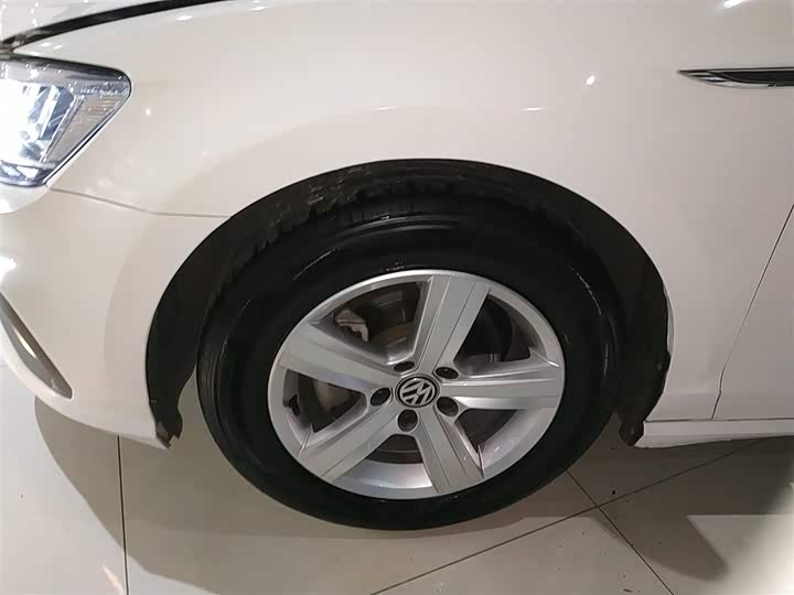 صورة 23 - Volkswagen Lamando L