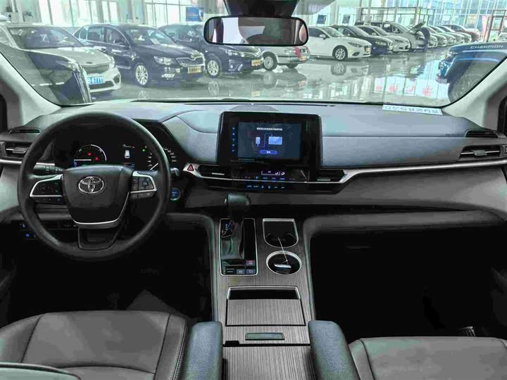 Фото 4 - Toyota Sienna