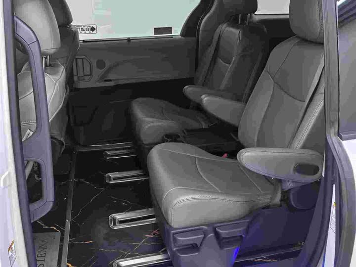 Фото 5 - Toyota Sienna