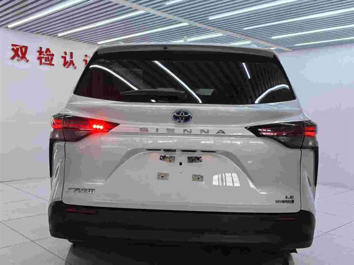 Фото 7 - Toyota Sienna