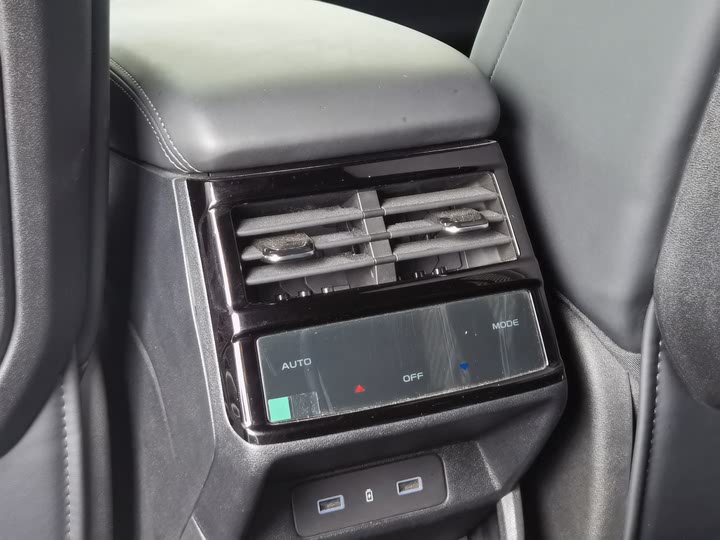 Фото 21 - Geely Monjaro