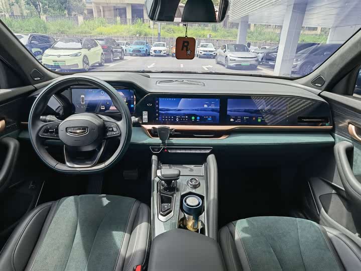 Фото 23 - Geely Monjaro