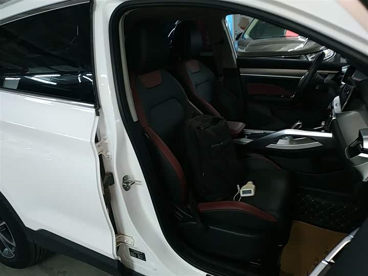 Фото 25 - Geely Coolray