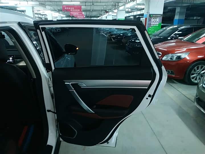 Фото 27 - Geely Coolray