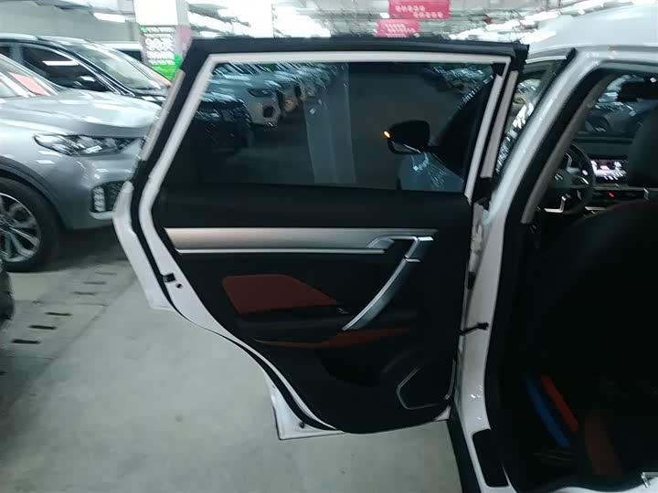 Фото 29 - Geely Coolray