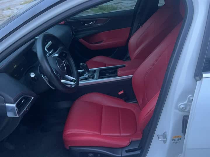 Фото 11 - Jaguar XE L