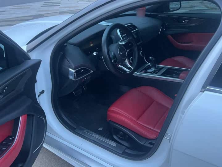 Фото 18 - Jaguar XE L