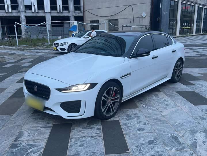 Фото 2 - Jaguar XE L