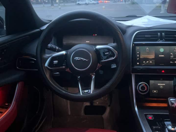 Фото 3 - Jaguar XE L