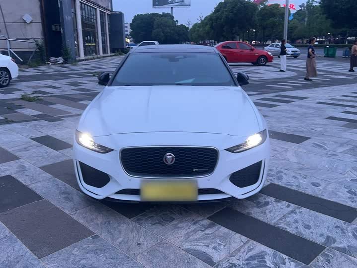 Фото 7 - Jaguar XE L