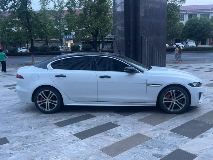 Фото 8 - Jaguar XE L