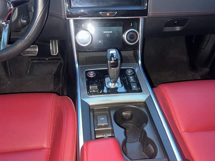 Фото 9 - Jaguar XE L