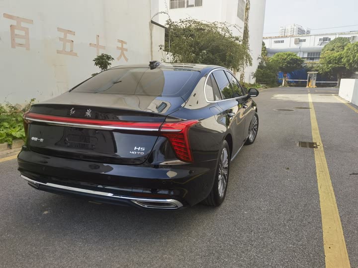 Фото 17 - Hongqi H5