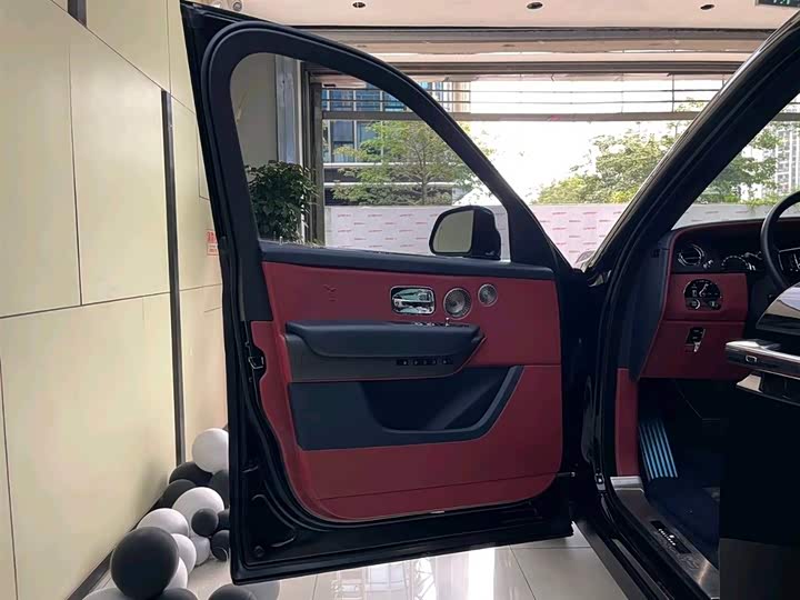 Фото 12 - Rolls-Royce Cullinan