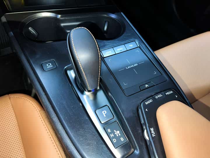 Фото 16 - Lexus UX Hybrid